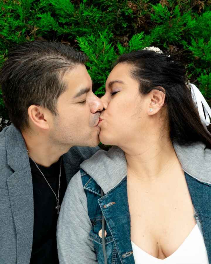 Viernes de chismecito: Comparte una foto de su mejor beso👄 - 1