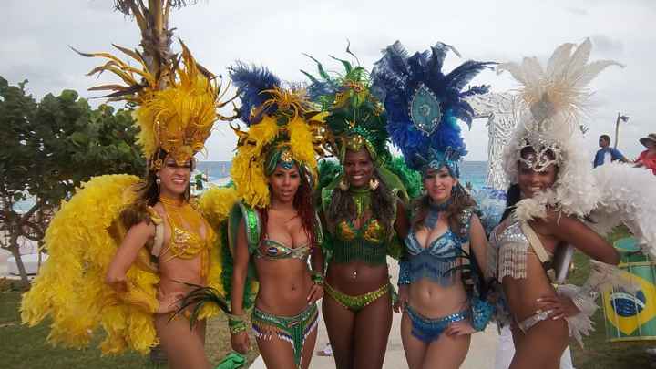 Mulatas y el mar...hermosa combinación