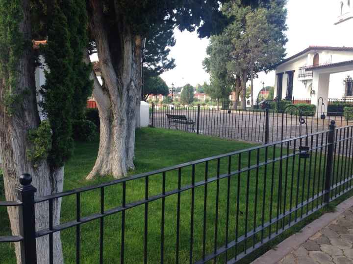 Jardínsito de un costado