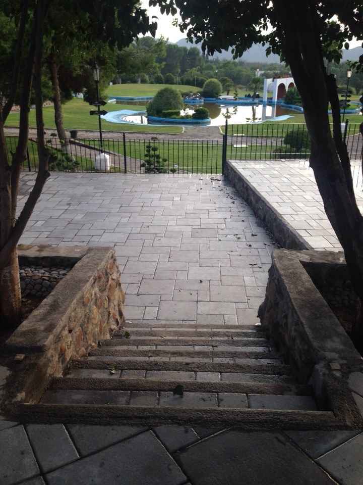 Escaleras para bajar a otra sección de Las Terrazas
