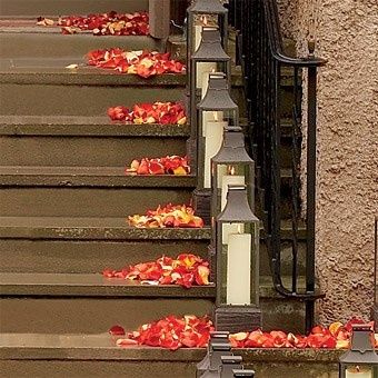Decoración de pétalos en escalera
