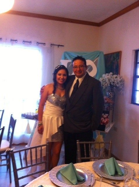 Un tío y yo. Se ve el corte de un lado.