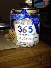 Frasco sólo con los papelitos de las frases