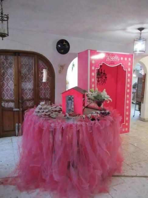 Mesa de postres y caja de Barbie