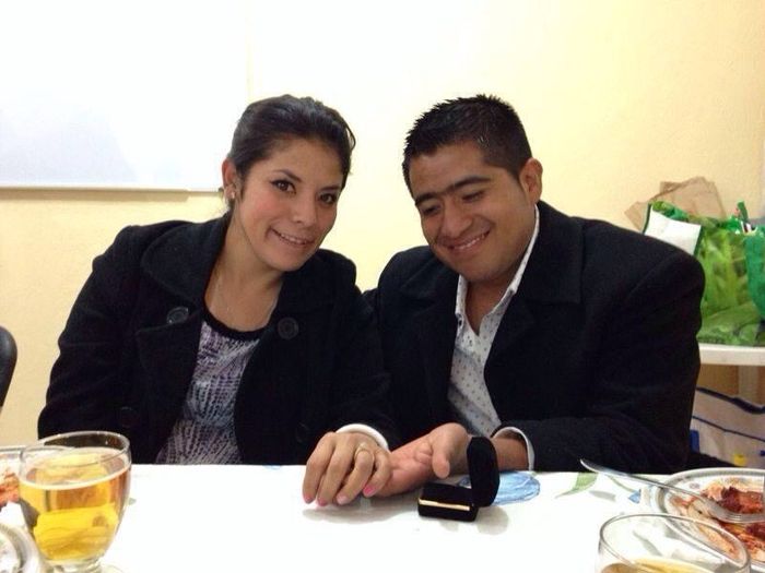 Tienen fotos de cuando les dieron el anillo de compromiso? - 1
