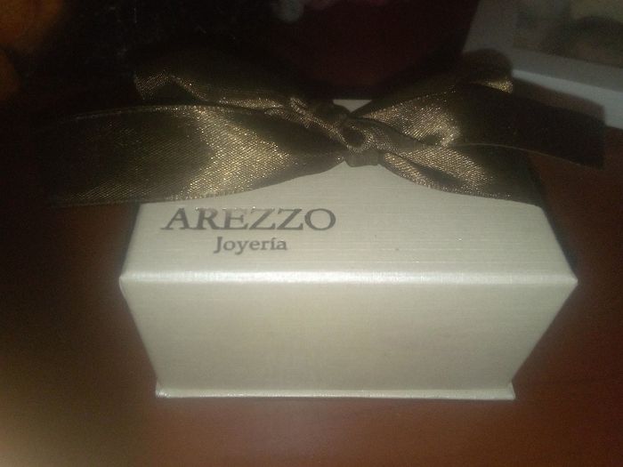 Anillos , lazo , zapatilla , me faltó las imagenes...arras, brindis , biblia y rosario , ramo , pala