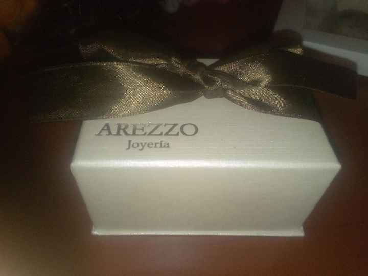 Anillos , lazo , zapatilla , me faltó las imagenes...arras, brindis , biblia y rosario , ramo , pala