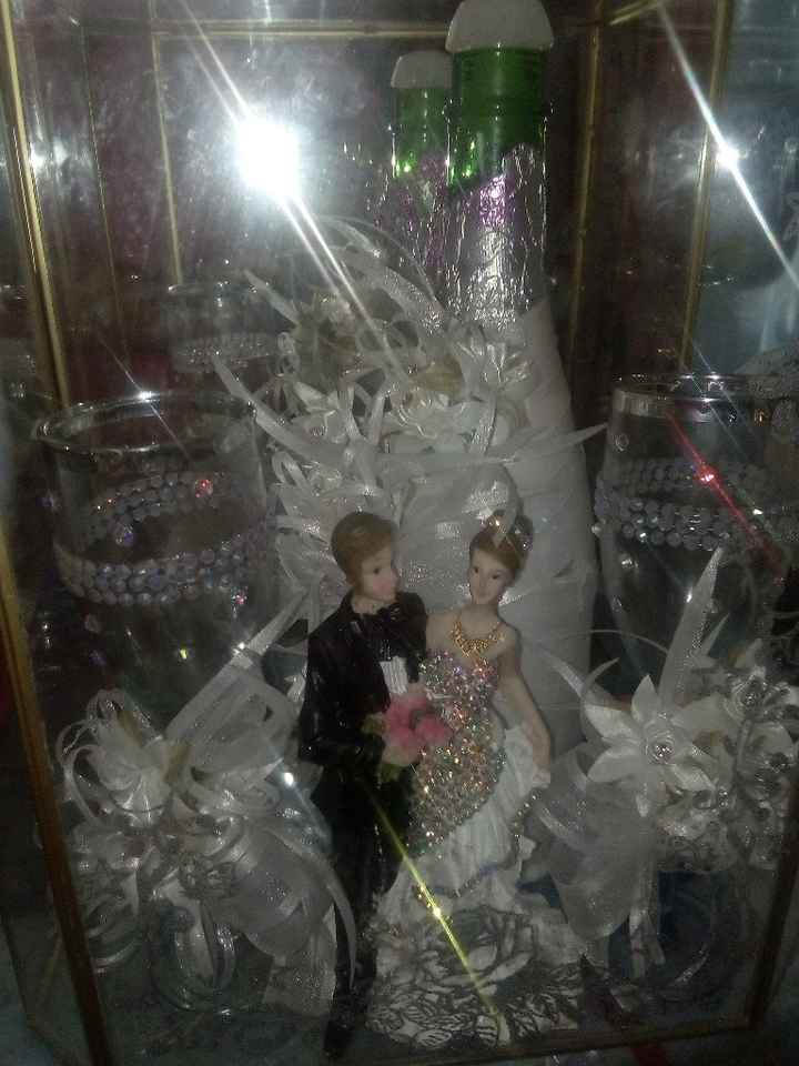 Anillos , lazo , zapatilla , me faltó las imagenes...arras, brindis , biblia y rosario , ramo , pala
