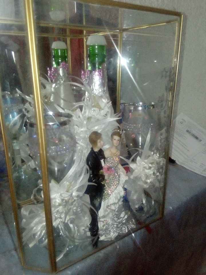 Anillos , lazo , zapatilla , me faltó las imagenes...arras, brindis , biblia y rosario , ramo , pala