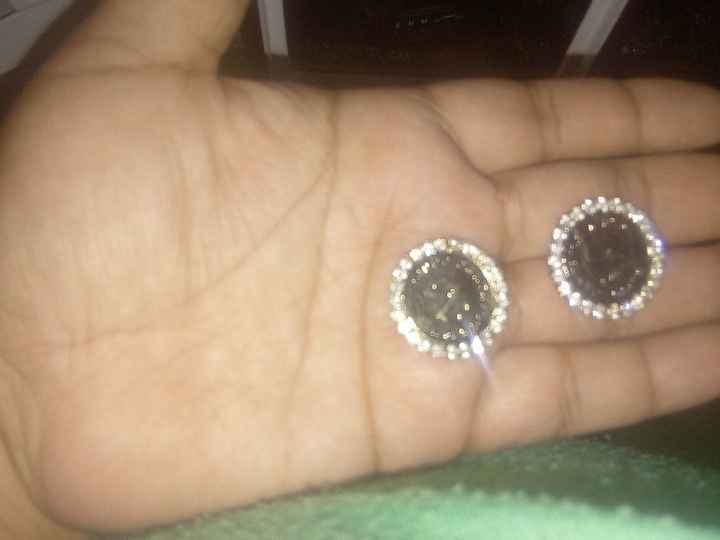 Anillos , lazo , zapatilla , me faltó las imagenes...arras, brindis , biblia y rosario , ramo , pala