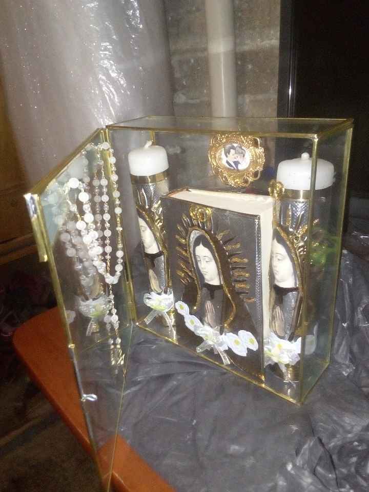 Anillos , lazo , zapatilla , me faltó las imagenes...arras, brindis , biblia y rosario , ramo , pala