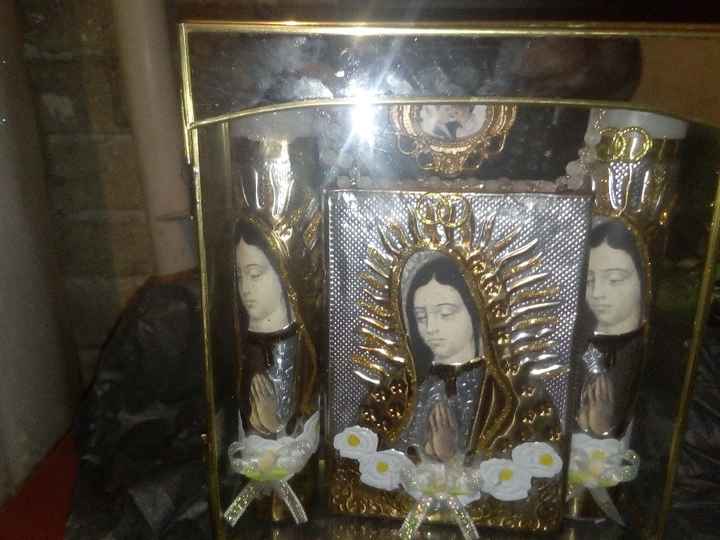Anillos , lazo , zapatilla , me faltó las imagenes...arras, brindis , biblia y rosario , ramo , pala