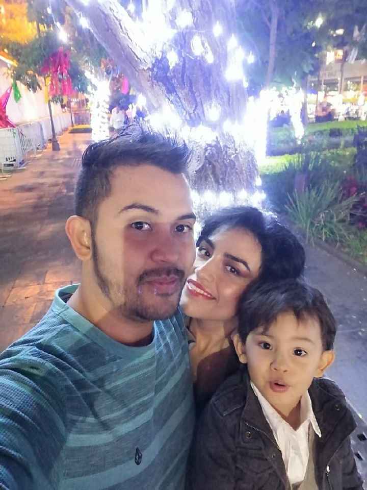 ¿Ya te tomaste alguna foto navideña con tu pareja? 🎅 - 1