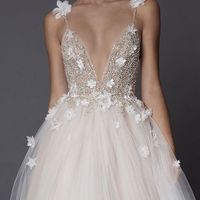 OPCION 2 Escote con flores y tirantes delgados , con detalles de brillantes