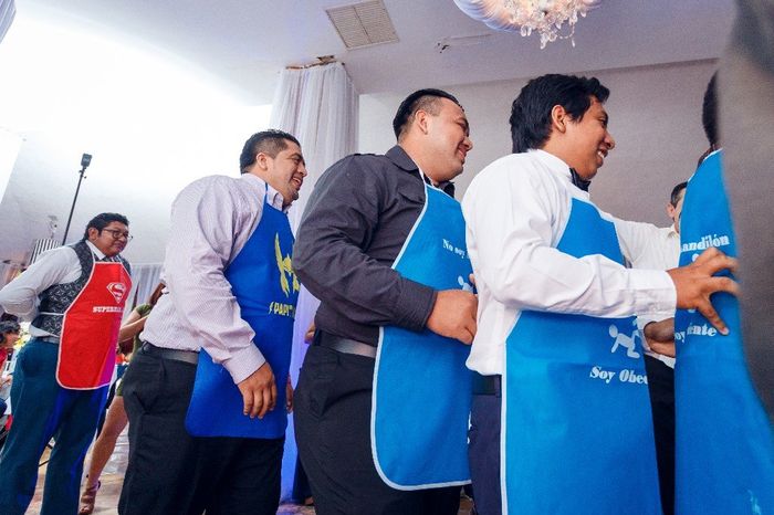 los chicos con sus mandiles