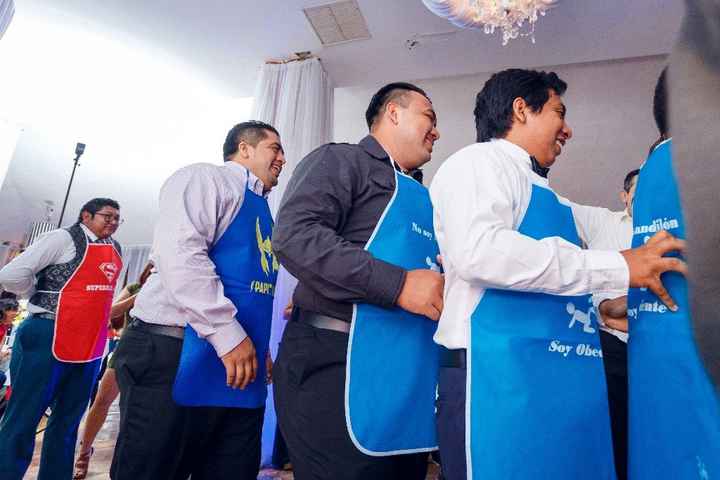 los chicos con sus mandiles