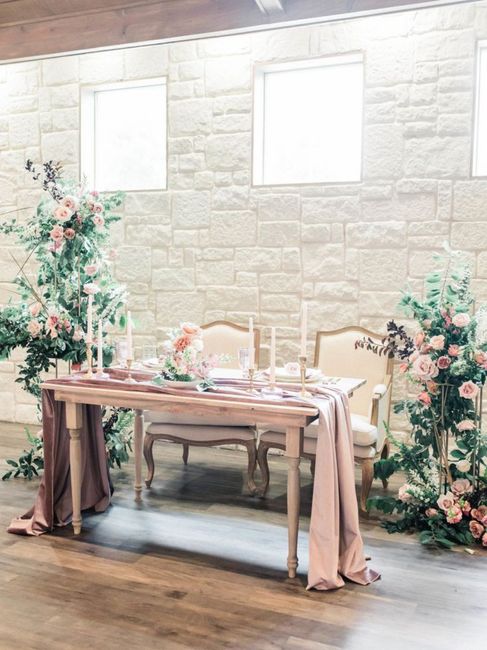 Mesa principal/sweetheart table/headtable en tonos rosas 💕🍓💓 13