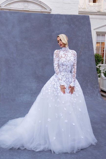 Inspo looks nupciales de novias famosas- Vestidos corte princesa con mangas 2