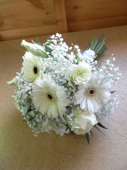 Inspo ramos blancos para la ofrenda de la Virgen 1