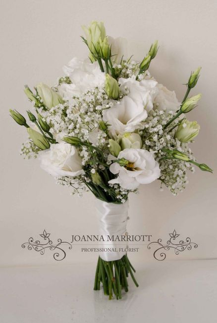 Inspo ramos blancos para la ofrenda de la Virgen 4