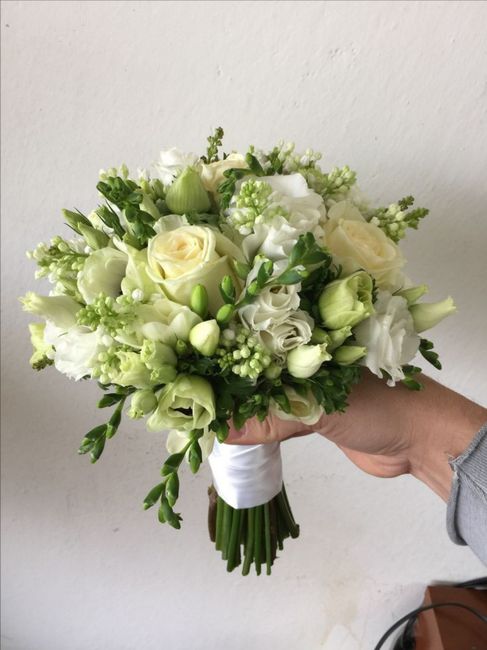 Inspo ramos blancos para la ofrenda de la Virgen 5