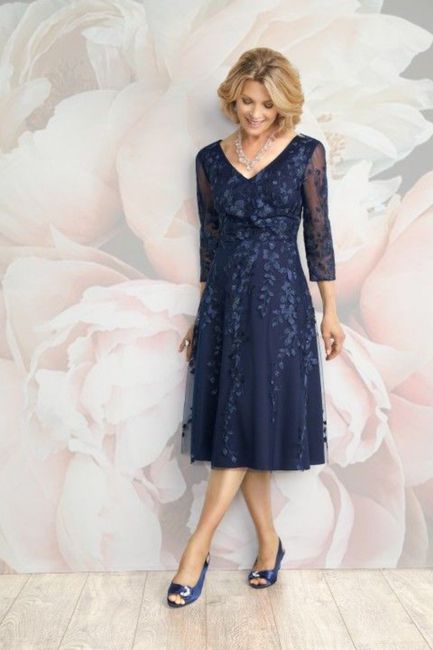 Inspo-vestidos en azul o bronce para las mamás de los novios 1