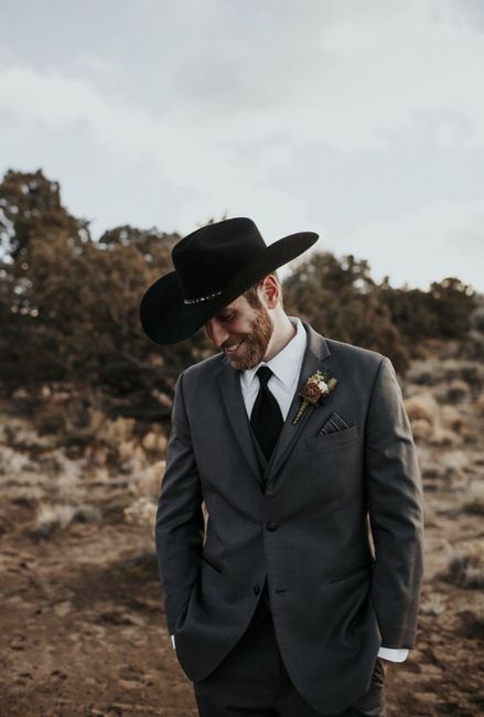 Inspo- Novios con sombrero 3