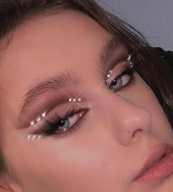 Inspo-euphoria: Maquillaje y Peinado con gemas 5