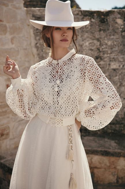 Vestidos de novia 2024 marca Ariamo: Scent of love ando liberty 38