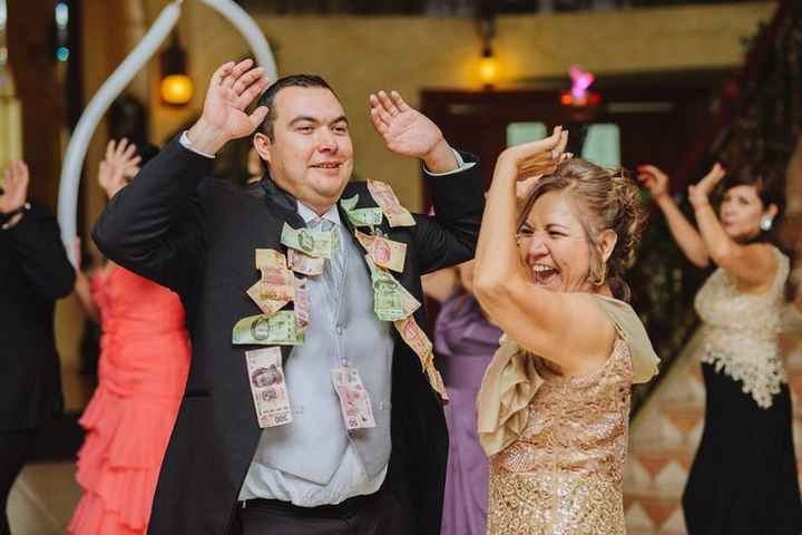 Tradicional baile del billete o del dólar - 1