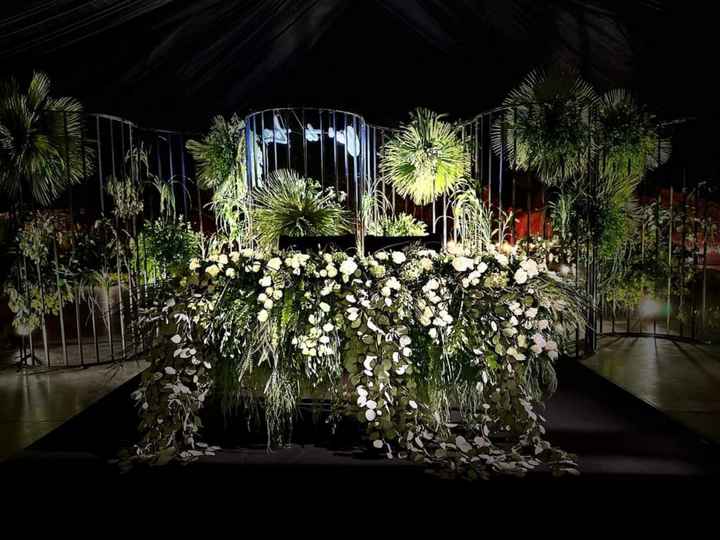 Decora la mesa de novios con flores blancas 🤍🤍🤍 - 1