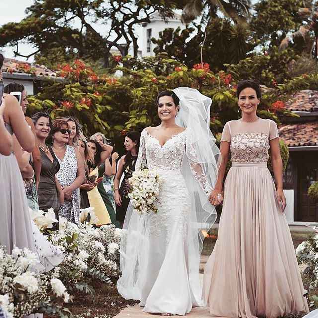 Tradiciones nupciales de las que te puedes olvidar: 14. Entrar del brazo de tu papá. - 1