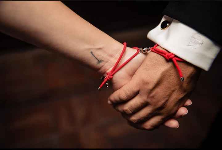 Sus manos en una romántica fotografía 🖐️❤️ - 1