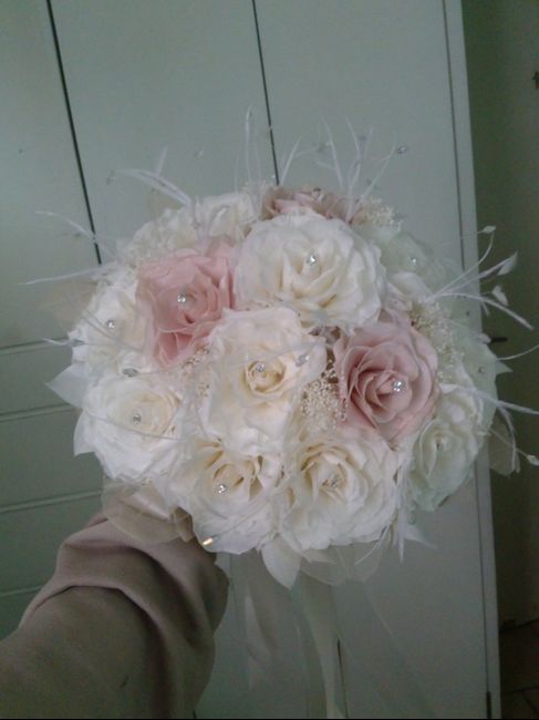 Duda con las flores del ramo... - 1