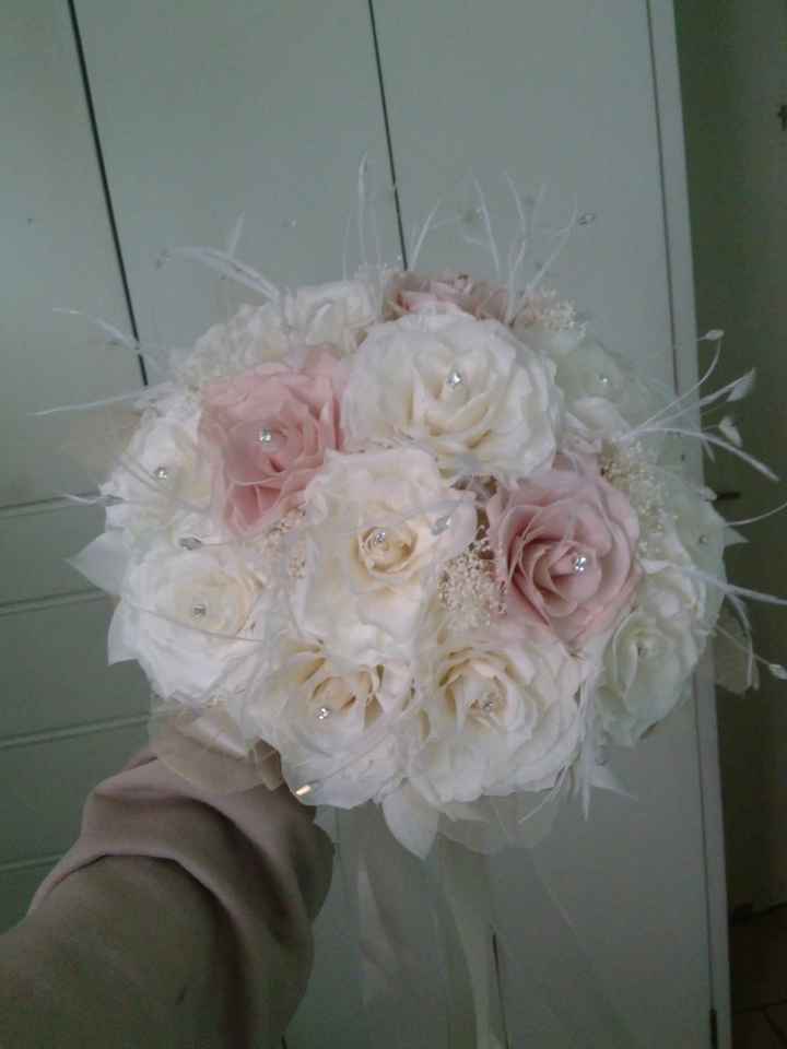 Duda con las flores del ramo... - 1