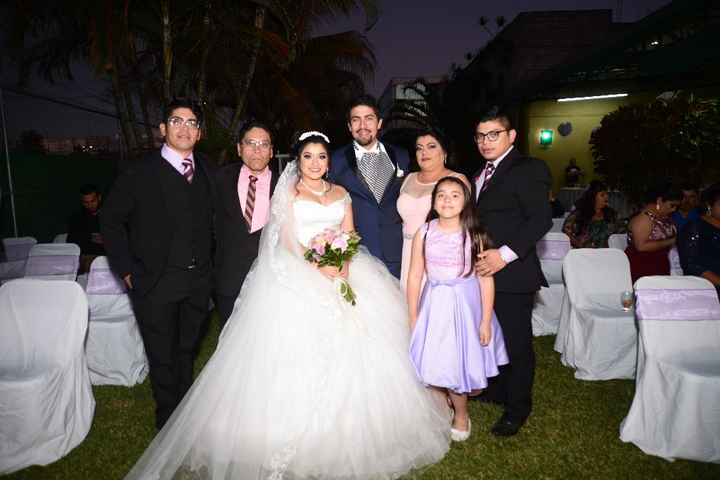 Familia y padrinos del mismo color - 1