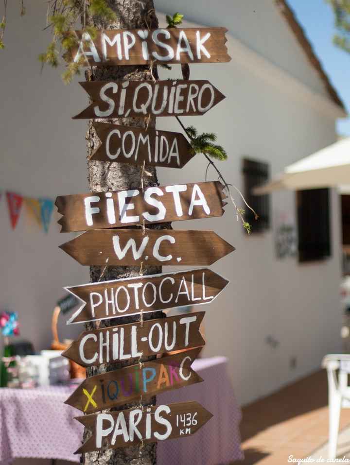 A. Pondré señalizaciones para todo, desde cómo llegar a la boda hasta dónde está el baño... para que
