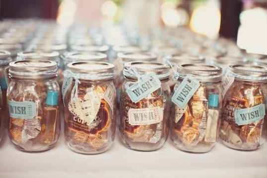 Tarros con chocolates y dulces