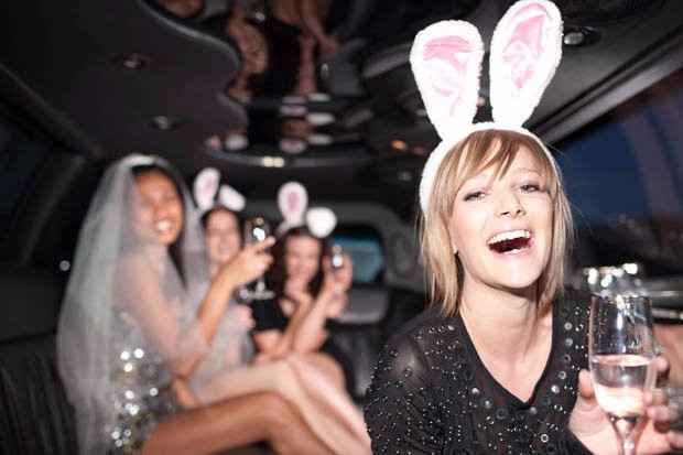 Mayoría de B:  Despedida en un club