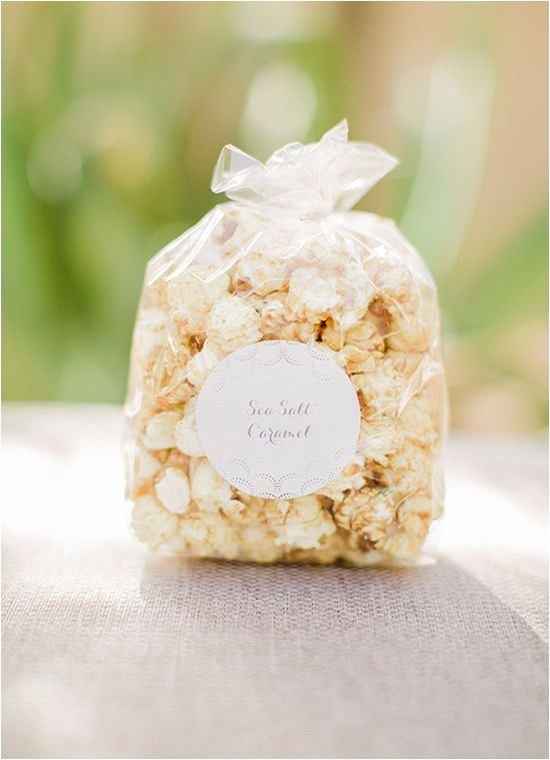 2. Bolsa dulces con calcomanía de tu boda