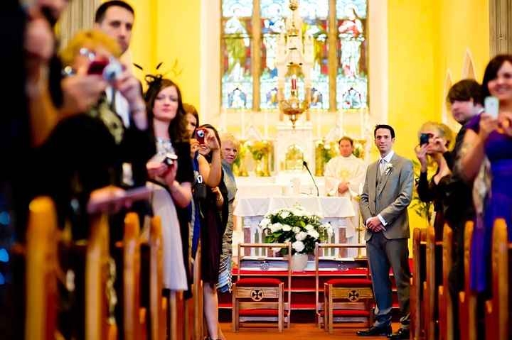 ¿Cómo saludar al novio al llegar al altar?