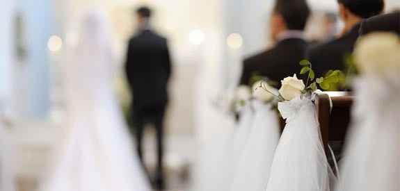 ¿Cómo se colocan los novios en la ceremonia?