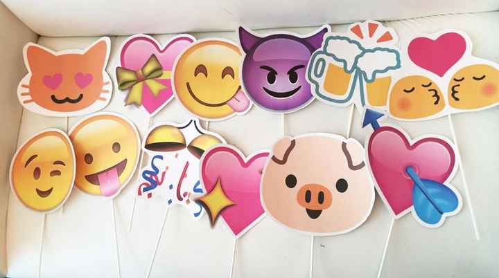 Accesorios de Emojis para tu boda ¿te atreverías?