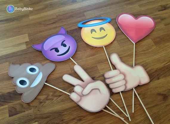 Accesorios de Emojis para tu boda ¿te atreverías?
