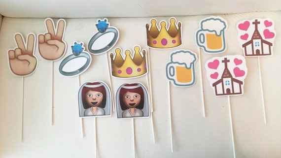 Accesorios de Emojis para tu boda ¿te atreverías?