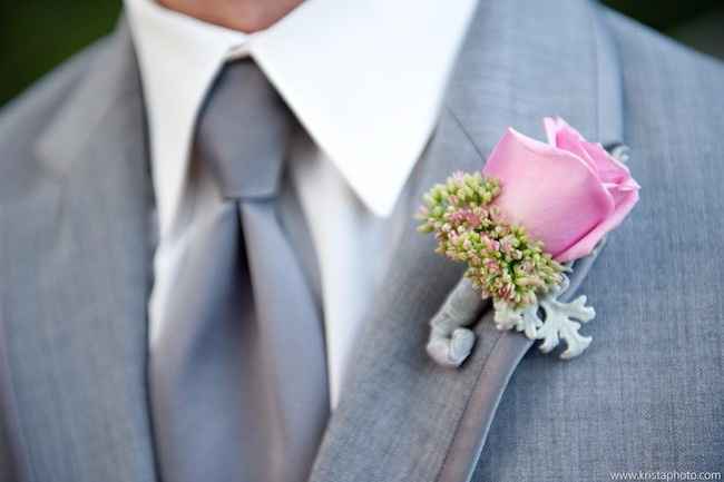 5 boutonnieres con rosas para tu prometido