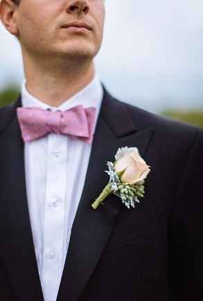 5 boutonnieres con rosas para tu prometido