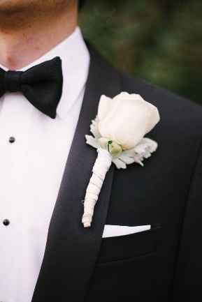 5 boutonnieres con rosas para tu prometido