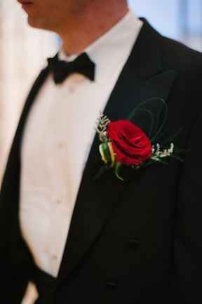 5 boutonnieres con rosas para tu prometido