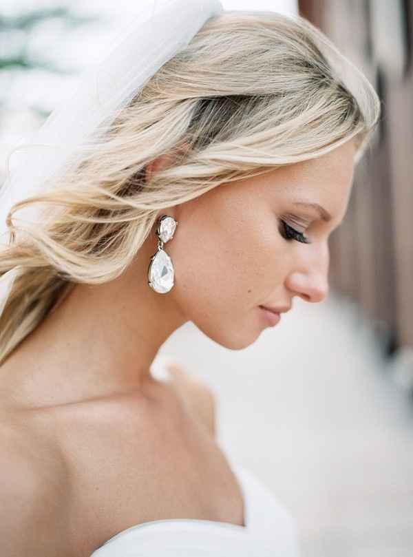 A. Aretes de novia ¿discretos o atrevidos?